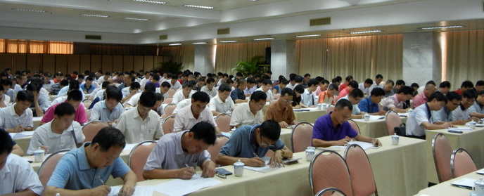学员们认真答卷
