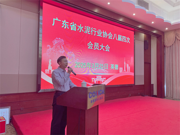 3协会联合支部书记、秘书长许日昌主持会议.jpg
